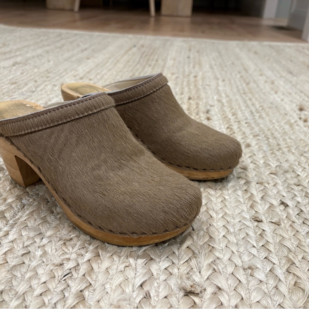 No. 6 Brown Mules Classic Clog Design